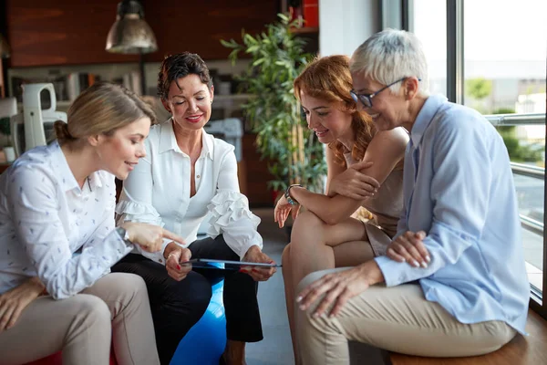 Grupo Mujeres Del Personal Oficina Observan Contenido Una Tableta Mientras — Foto de Stock