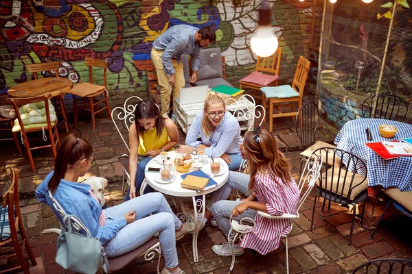 Eine Gruppe Studentinnen Trinkt Einem Schönen Tag Einen Drink Garten — Stockfoto