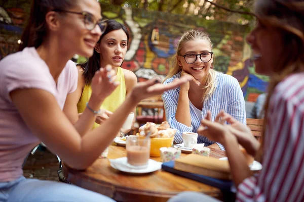 Group Female Students Listening Female Friend Telling Story Bar Garden — Stock Photo, Image