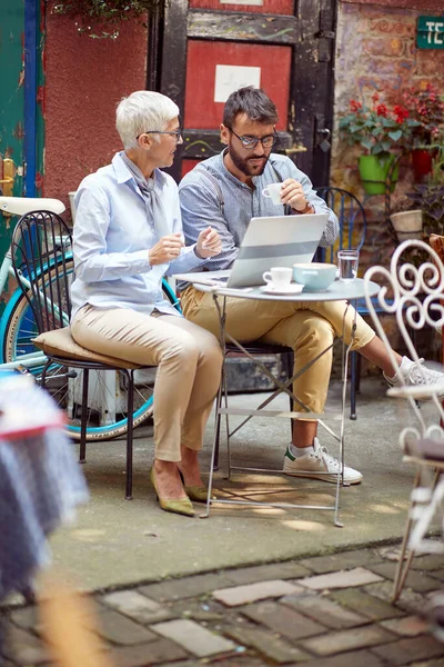 Older Woman Her Young Male Friend Enjoying Coffee While Watching — Stock Photo, Image