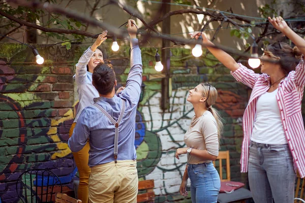 Eine Gruppe Fröhlicher Freunde Bereitet Den Garten Einer Bar Für — Stockfoto