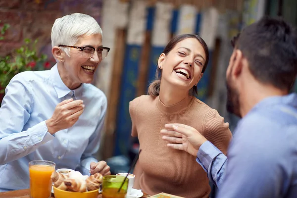 Een Groep Vrienden Van Verschillende Generaties Die Zich Vermaken Terwijl — Stockfoto