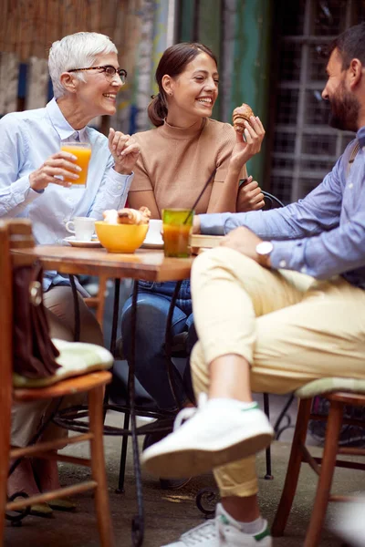 Grupo Amigos Diferentes Gerações Conversando Enquanto Bebem Uma Bebida Ambiente — Fotografia de Stock