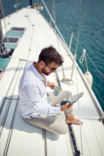 Giovane Uomo Sta Godendo Caffè Mentre Seduto Uno Yacht Mare — Foto Stock