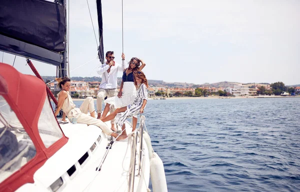 Grupa Młodych Przystojnych Modelek Relaksuje Się Przy Kawie Pokładzie Jachtu — Zdjęcie stockowe