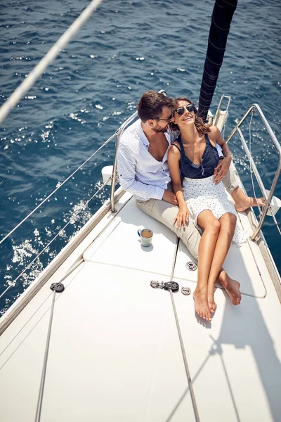 Young Couple Love Sitting Bow Yacht Enjoying Romantic Moments While — Stock Photo, Image