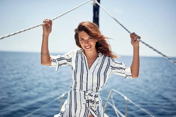 Ung Stilig Kvinnlig Modell Står Bågen Yacht Och Poserar För — Stockfoto