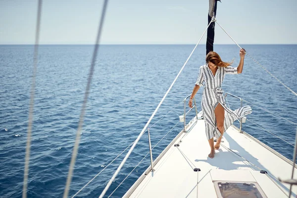 Young Handsome Barefoot Female Model Standing Bow Yacht Sea Posing — 스톡 사진
