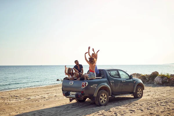 Groupe Beaux Modèles Danse Profite Musique Arrière Une Voiture Bord — Photo