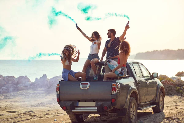 Group Cheerful Friends Having Good Time Back Car Sea While — Foto de Stock
