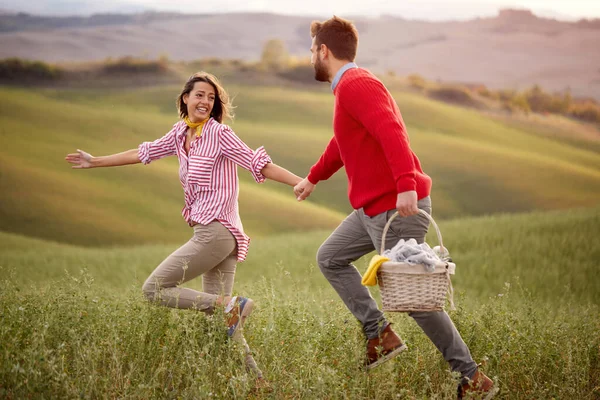 Young Excited Couple Running Meadow Holding Hands While Going Picnic — Stock Photo, Image