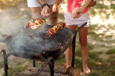 Kafkas anne, baba ve kızının barok yapmasının ayrıntıları.