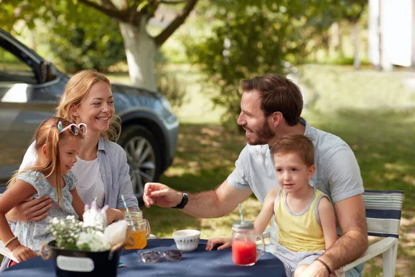 Cheerful Caucasian Family Four Talking Sitting Table Outdoor Having Fun — Foto de Stock