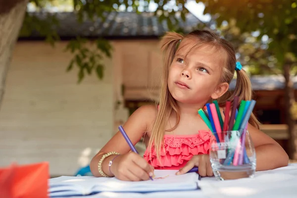 Menina Pensando Olhando Para Cima Enquanto Desenho Com Caneta Ponta — Fotografia de Stock