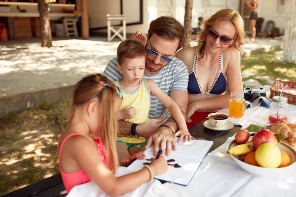 Daughter Showing Little Brother How Draw Outdoor Table — Foto de Stock