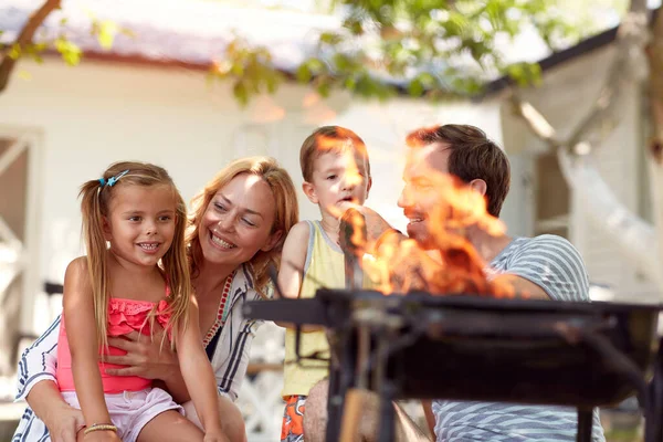 バーベキューのための4つの火を作る美しい家族 — ストック写真