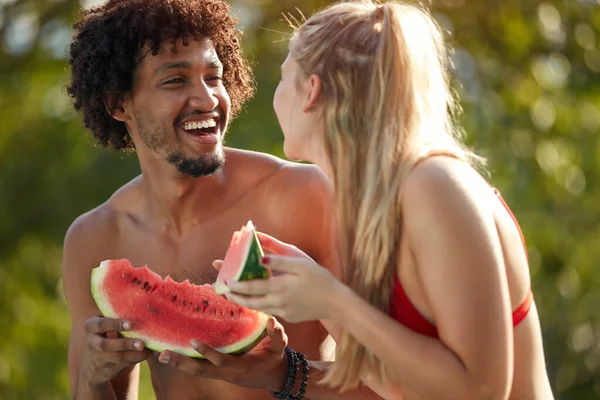 Junges Multiethnisches Paar Schaut Einander Lächelt Lacht Während Wassermelone Isst — Stockfoto