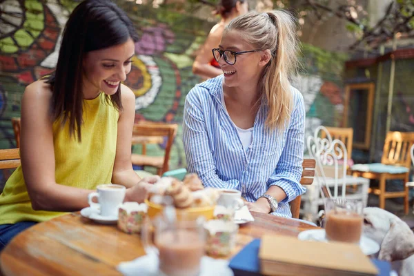 Kvinnliga Vänner Chattar Barträdgård Vacker Dag Fritid Bar Vänskap Utomhus — Stockfoto