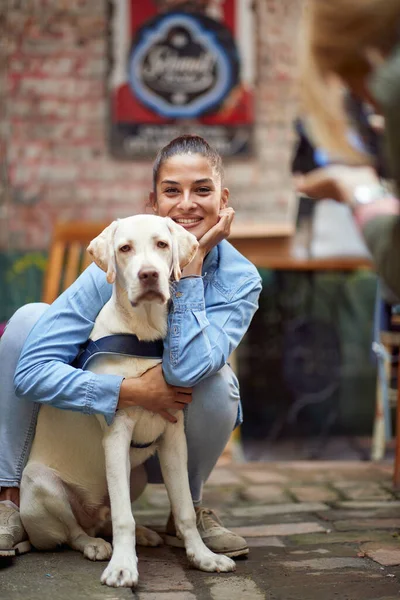 Ung Vacker Flicka Kram Med Sin Hund Poserar För Ett — Stockfoto