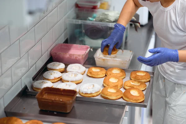 Female Worker Dips Donuts Delicious Topping Working Atmosphere Candy Workshop — Stock Photo, Image