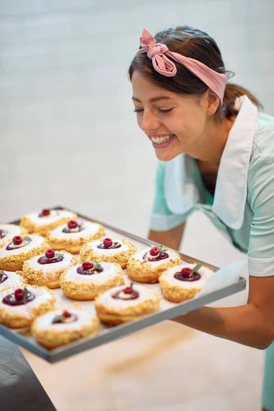 Young Small Business Female Owner Pasionatly Looking Her Handmade Delicious — Stock Photo, Image