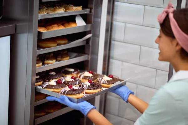 Eine Junge Kleinunternehmerin Genießt Einem Schrank Voller Leckerer Handgemachter Donuts — Stockfoto