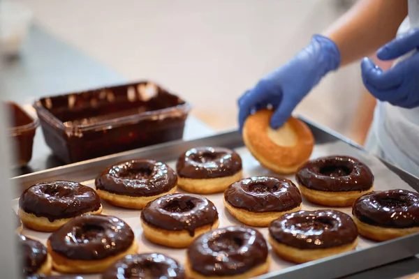 제과점으로 준비가 맛있는 도넛의 — 스톡 사진