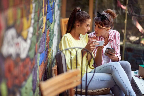 Zwei Freundinnen Tratschen Während Sie Entspannter Atmosphäre Der Bar Sitzen — Stockfoto