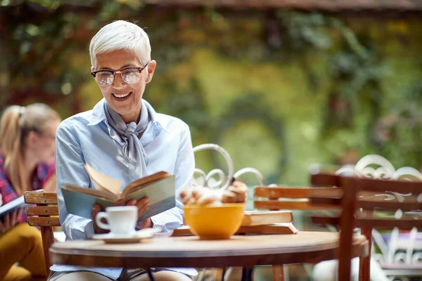 Una Donna Anziana Che Legge Libro Mentre Prende Caffè Atmosfera — Foto Stock