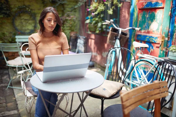 Ein Junges Schönes Mädchen Mit Einem Laptop Während Entspannter Atmosphäre — Stockfoto