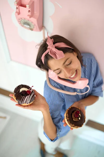 Genç Mutlu Bir Kız Telefonda Retro Görünümlü Bir Pastanede Güzel — Stok fotoğraf