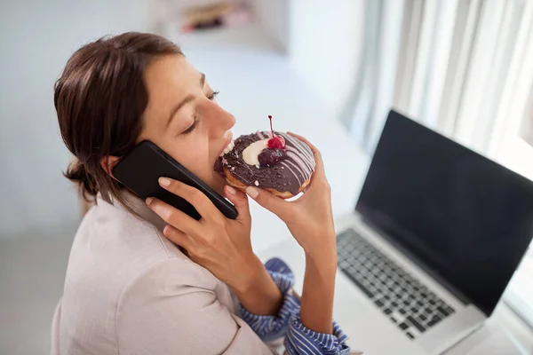 Jovem Empresária Comendo Deliciosos Donuts Trabalho — Fotografia de Stock