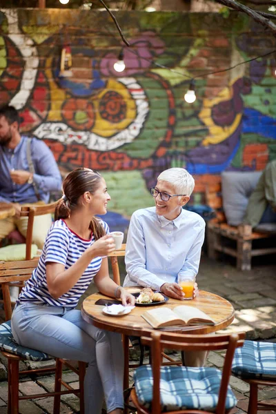 Dos Amigas Felices Diferentes Generaciones Charlando Mientras Toman Una Copa — Foto de Stock