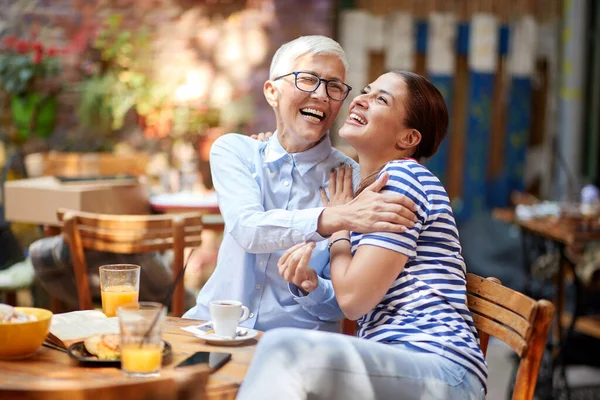 Zwei Glückliche Freundinnen Verschiedener Generationen Die Eine Wunderbare Zeit Miteinander — Stockfoto