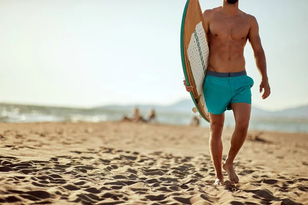 Jonge Knappe Mannelijke Surfer Die Een Surfplank Vasthoudt Het Strand — Stockfoto