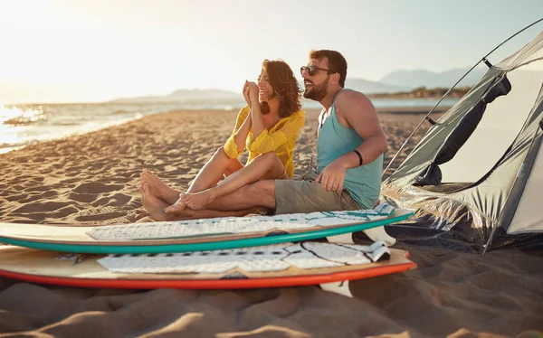 Ungt Par Surfere Sitter Nyter Vakker Utsikt Mens Camper Stranden – stockfoto