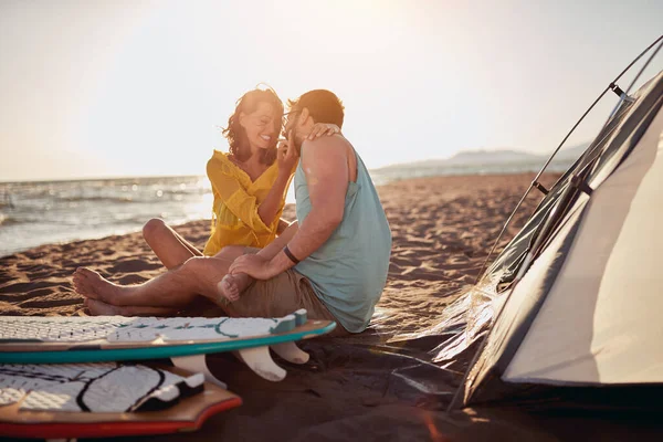 Giovane Coppia Surfisti Seduto Godersi Momenti Romantici Mentre Campeggio Spiaggia — Foto Stock