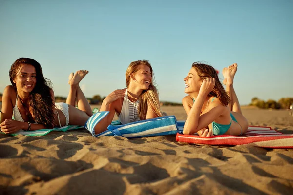 Eine Gruppe Reizvoller Freundinnen Plaudert Während Sie Strand Liegen Und — Stockfoto