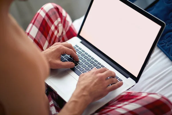 Jovem Caucasiano Cara Sentado Cama Com Laptop Digitando Espaço Cópia — Fotografia de Stock