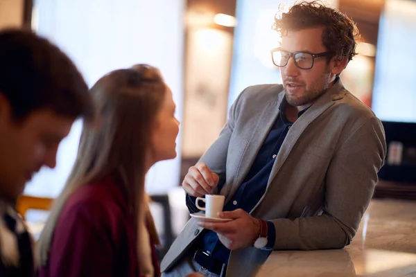 Caucasico Bell Uomo Bere Caffè Appoggiato Bar Parlando Con Attraente — Foto Stock