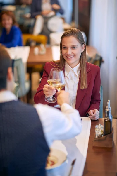 Genç Güzel Beyaz Zarif Kadını Restoranda Kadeh Kaldırıyor — Stok fotoğraf
