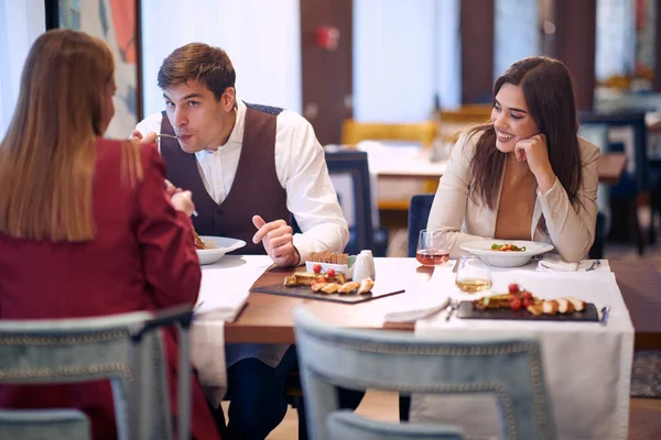 Grupo Jovens Caucasianos Adultos Almoçando Restaurante — Fotografia de Stock