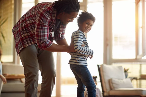 Vader Zoon Brengen Samen Tijd Door Een Speelse Sfeer Familie — Stockfoto