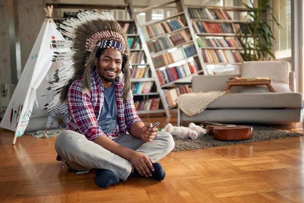 Een Jongeman Met Een Indiaanse Hoofdtooi Vloer Een Ontspannen Sfeer — Stockfoto