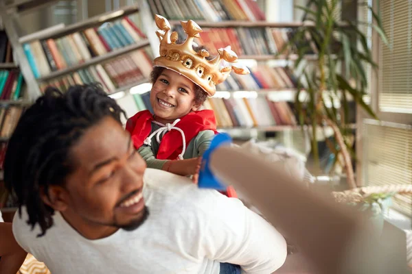 一个父亲和一个儿子在家里愉快的气氛中一起摆姿势和玩耍 在一起 — 图库照片