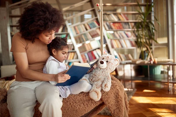 Una Giovane Madre Sua Figlia Seduta Sull Altalena Atmosfera Rilassata — Foto Stock