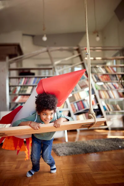 Niño Gusta Jugar Con Columpio Ambiente Alegre Casa Hogar Juego — Foto de Stock