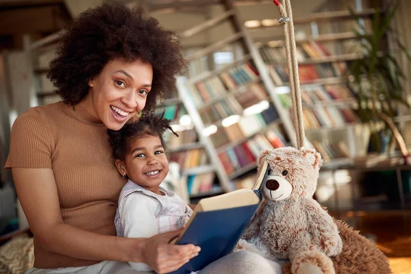 Eine Junge Schöne Mutter Und Ihre Kleine Tochter Sind Voller — Stockfoto