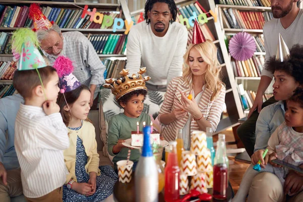 Familie Und Freunde Genießen Die Feier Eines Kindergeburtstages Festlicher Atmosphäre — Stockfoto