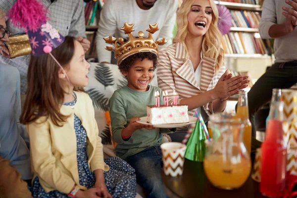 Menino Feliz Segurando Bolo Sua Festa Aniversário Ambiente Festivo Casa — Fotografia de Stock